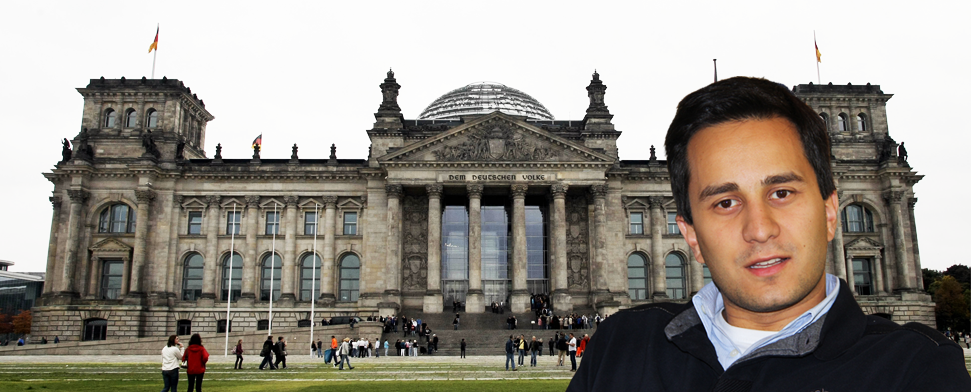 Mahmut Özdemir vor dem Reichstag in Berlin.