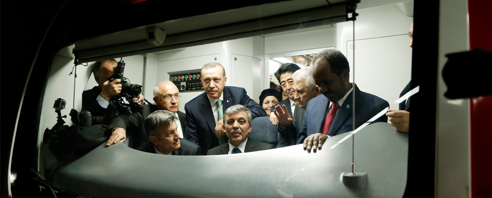 Türkischer Premier Recep Tayyip Erdogan, Staatspräsident Abdullah Gül (vorne-m), der japanische Premier Shinzo Abe(hinten-3.vR) und der Staatspräsident von Somalien Hassan Sheikh Mohamud (R) fahren einen Zug während der Eröffnungszeremonie des Marmaray Projekts.