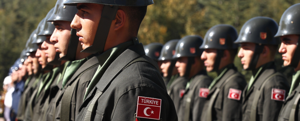 Türkische Soldaten während einer Militärparade. Der Militärdienst wurde in der Türkei nun auf 12 Monate reduziert.