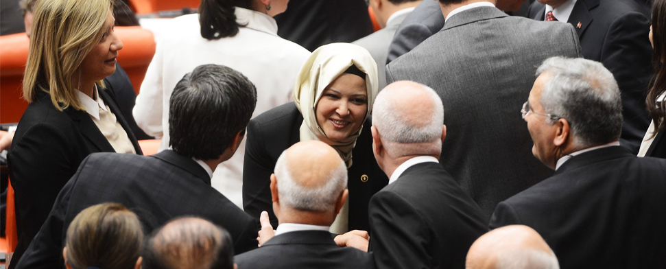 Nurcan Dalbudak (m), Abgeordnete der regierenden Partei der Türkei (AKP), nimmt an einer Plenarsitzung im türkischen Parlament, mit ihrem Kopftuch teil.