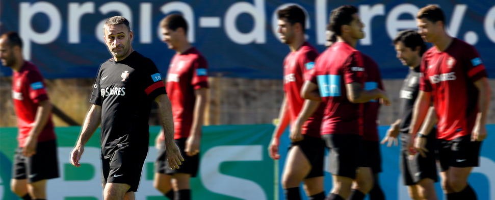 Der portugiesische Nationaltrainer Paulo Bento bei einer Trainingseinheit mit der Nationalmannschaft. Die Portugiesen müssen um das WM-Ticket bangen.