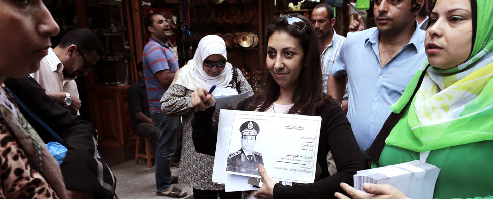 Ägyptens Verteidigungsminister Abdel Fattah al-Sisi (auf dem Poster) während einer Kampage im Kairos Chan-al-Chalili-Basar.