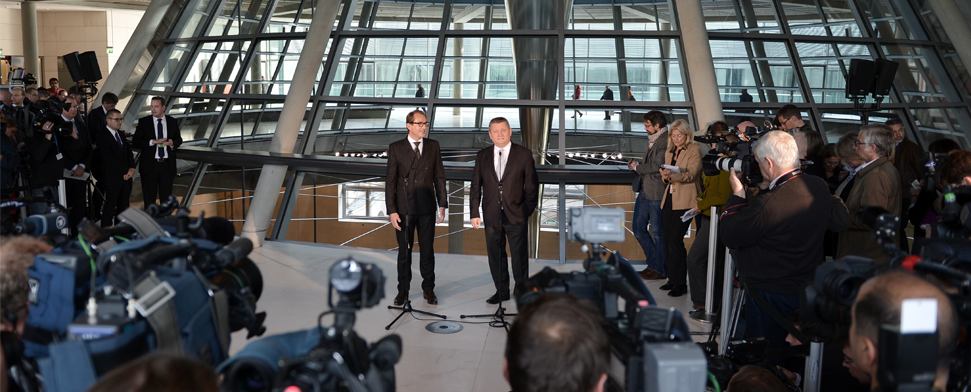 Die Generalsekretäre Alexander Dobrindt (CSU, l) und Hermann Gröhe (CDU) äußern sich am 04.10.2013 nach den Sondierungsgesprächen zwischen den Unionsparteien und der SPD im Reichstagsgebäude in Berlin über die Verhandlungen.