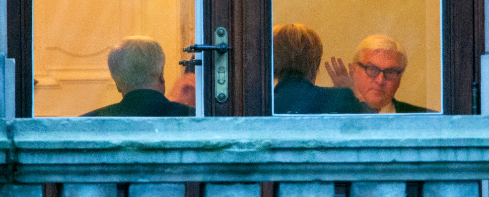 Bayerns Ministerpräsident Horst Seehofer (CSU, l), Bundeskanzlerin Angela Merkel (CDU, M) und der SPD-Fraktionsvorsitzende Frank-Walter Steinmeier (SPD) sitzen am 14.10.2013 bei den Sondierungsgesprächen zwischen den Unionsparteien und der SPD in der Parlamentarischen Gesellschaft in Berlin zusammen.