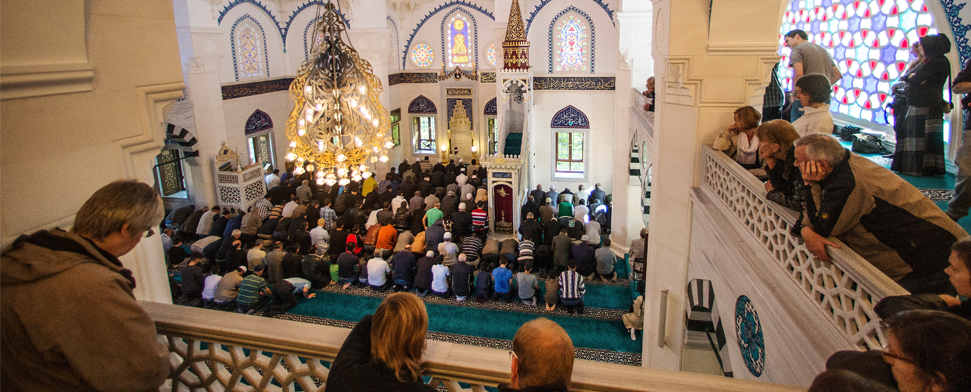 Gläubige beten am 03.10.2012 in der Sehitlik Moschee am Columbiadamm in Berlin. Zum Tag der deutschen Einheit haben 18 Berliner Moscheen ihre Türen für Besucher geöffnet.