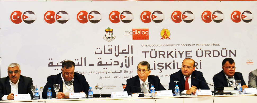 Politiker, Wirtschaftsführer und Intellektuelle aus der Türkei und Jordanien, anlässlich eines türkisch-jordanischen Workshops.