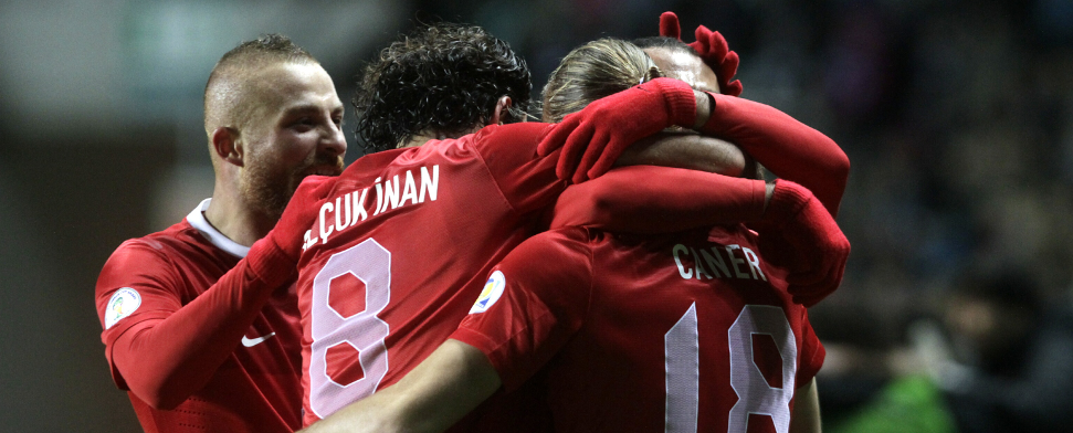 Die türkischen Nationalspieler jubeln über den 1:0-Führungstreffer von Umut Bulut im Spiel gegen Estland.