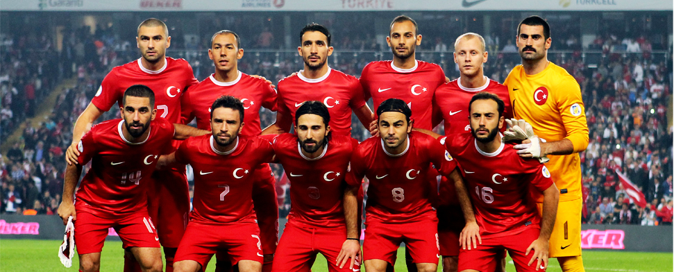 Die türkische Nationalmannschaft vor dem Spiel gegen Holland 2014.