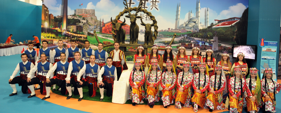 Türkische Folkloretänzer auf dem Foodfestival in Shanghai.