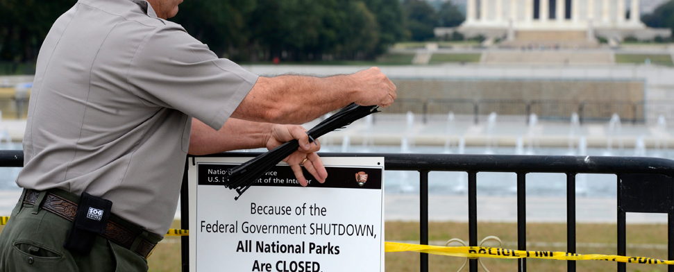 Der National Park Aufseher Richard Trott hängt "geschlossen"-Schilder am World War II Memorial in Washington auf, 1. Oktober 2013.