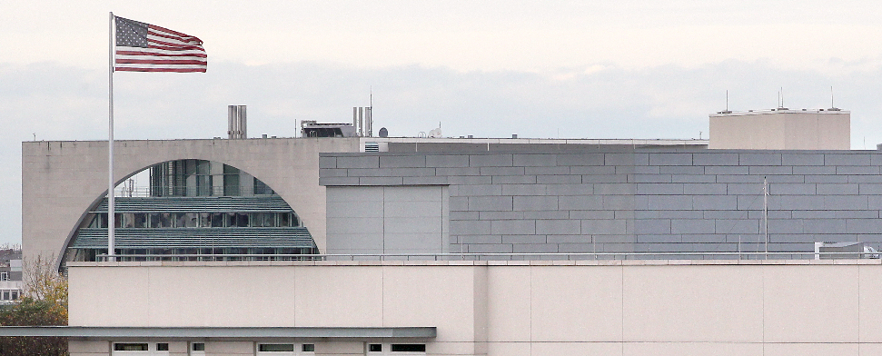 Das Dach der amerikanischen Botschaft in Berlin am 28.10.2013. Gerade einmal 350 Meter Luftlinie trennen die amerikanische Botschaft zum Bundeskanzleramt(im Hintergrund) - dpa