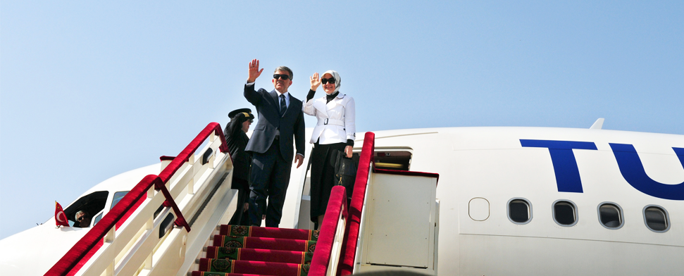 Der türkische Staatspräsident Abdullah Gül und seine Ehefrau Hayrunnisa Gül, steigen in ein Flugzeug der Turkish Airlines ein.