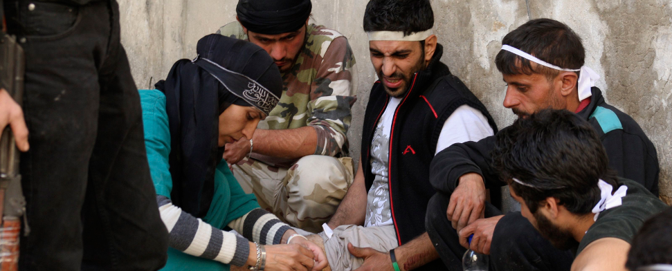 Ein verwundeter Widerstandskämpfer, der von einem Assad-loyalen Scharfschützen angeschossen wurde - reuters