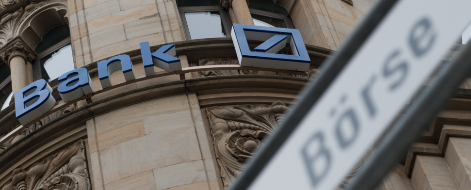 Schrift einer Deutschen Bank und Straßenschild - dpa