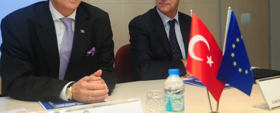 Die Türkische und die EU Flagge auf dem Tisch - iha