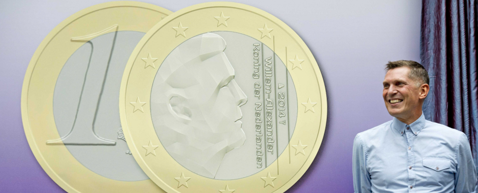 Der holländische Fotograf Erwin Olaf stellt sein Design für die neue Euro-Münze der Niederlande mit dem Gesicht von König Willem-Alexander im Finanzministerium in Den Haag am 31. Oktober 2013 vor.