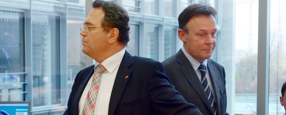 Der Geschäftsführer der SPD-Bundestagsfraktion, Thomas Oppermann (r) und der amtierende Bundesinnenminister Hans-Peter Friedrich (CSU) nehmen am 07.11.2013 im Paul-Löbe-Haus in Berlin an den Koalitionsverhandlungen zum Thema Inneres und Justiz teil.