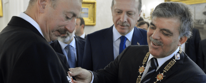 Haydar Aliyev, der türkische Premierminister und Gül - dha