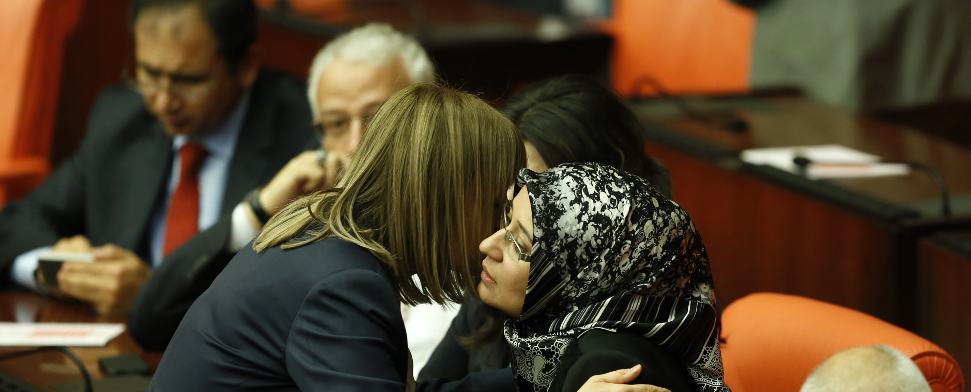 Türkisches Parlament: Vier Abgeordnete im Bild - zaman