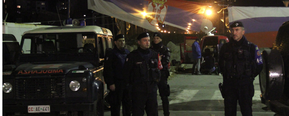 Italienische Carabinieri-Polizisten stehen Wache während der Wahlen in Mitrovica - dpa