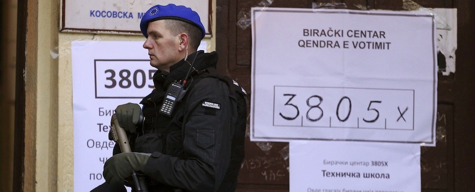 EU-Polizisten und NATO-Soldaten sorgten bei der Neuwahl für Sicherheit vor den Wahllokalen. (rtr)