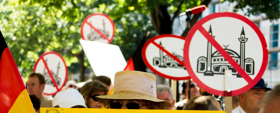 Mitglieder von Pro Deutschland halten Plakate mit durchgestrichenen Moscheen hoch. Der Protest im August 2012 richtete sich gegen einen Moscheebau in Berlin.