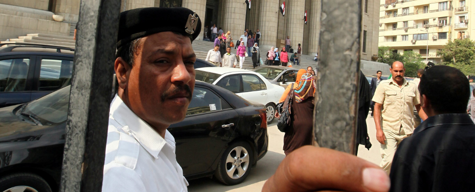 Ein ägyptischer Polizeibeamter sichert am 29. Oktober 2013 ein Gerichtsgebäude in Kairo ab.