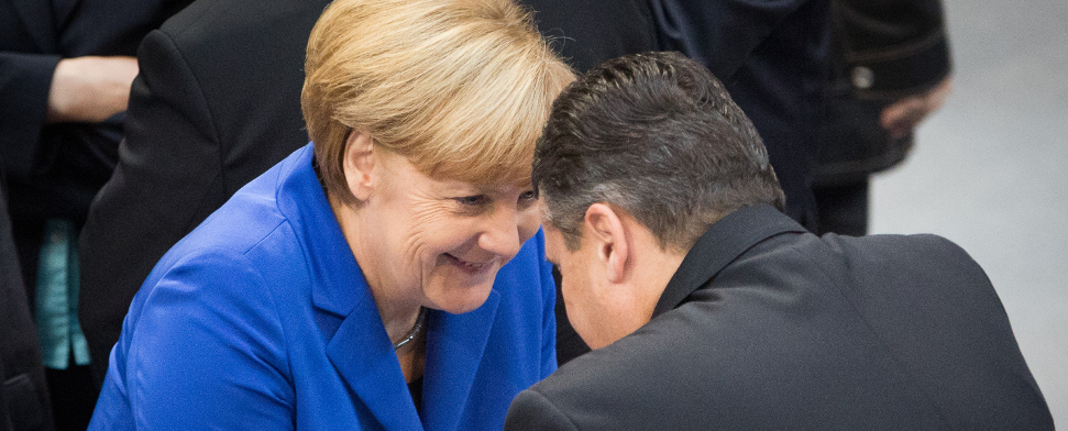 Bundeskanzlerin Angela Merkel (CDU) spricht am 22.10.2013 bei der konstituierenden Sitzung des Bundestags im Reichstagsgebäude in Berlin mit dem SPD-Bundesvorsitzenden Sigmar Gabriel (r). - dpa