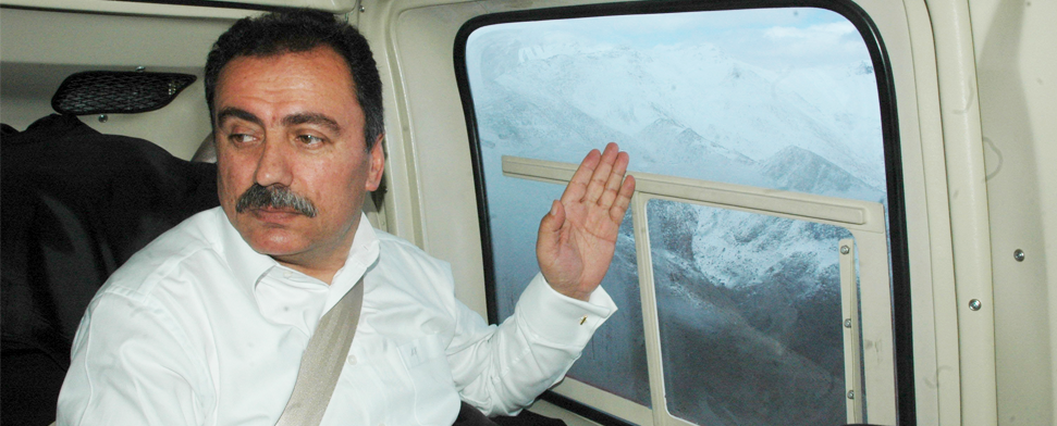 Der ehemalige Parlamentsabgeordnete und BBP-Führer Muhsin Yazıcıoğlu, der im März 2009 bei einem Hubschrauberunglück in den Bergen ums Leben kam, kurz vor seinem Tod im betroffenen Hubschrauber.