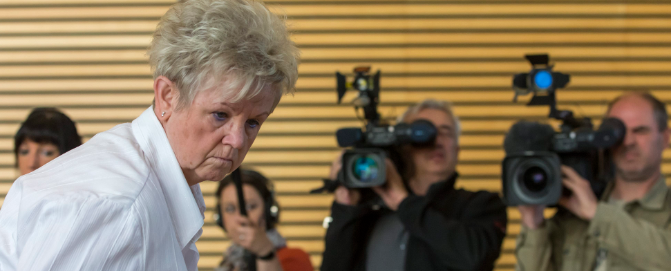 Brigitte Böhnhardt, Mutter die Mutter des mutmaßlichen NSU-Terroristen Uwe Böhnhardt, kommt am 06.06.2013 in Erfurt (Thüringen) zur Vernehmung durch den Thüringer Neonazi-Untersuchungsausschuss - dpa