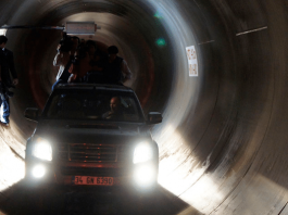 Ein Pkw im Tunnel in Istanbul - zaman