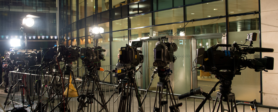 Zahlreiche Fernsehkameras sind in der Nacht zum 27.11.2013 während der Koalitionsverhandlungen von CDU/CSU und SPD im Hof des Willy-Brandt-Hauses in Berlin an den Absperrgittern aufgebaut - dpa