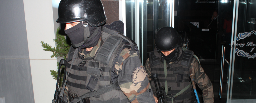 Türkische Sicherheitskräfte sind mit Razzien gegen mutmaßliche al-Qaida-Mitglieder vorgegangen. Dabei wurden 16 Verdächtige festgenommen.