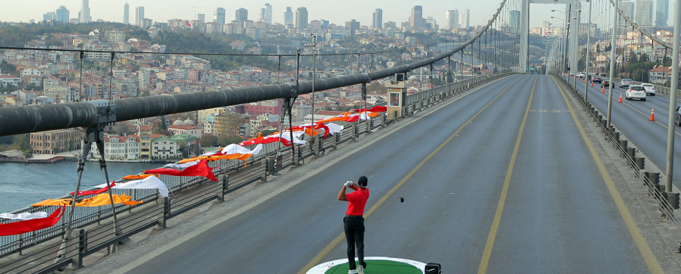 Tiger Woods auf der Bosporusbrücke in Istanbul.