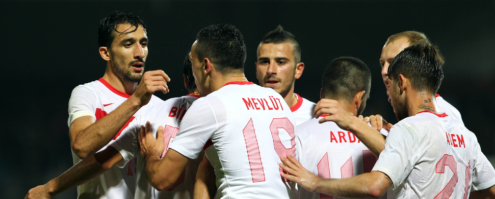 Türkische Fußballspieler im Spiel gegen Nordirland - zaman