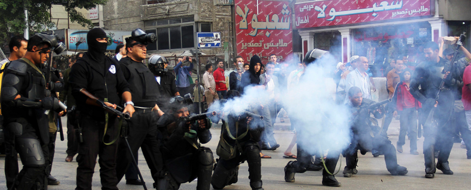 Ägyptische Polizisten versuchen eine Gruppe demonstrierender Studenten zu beruhigen.