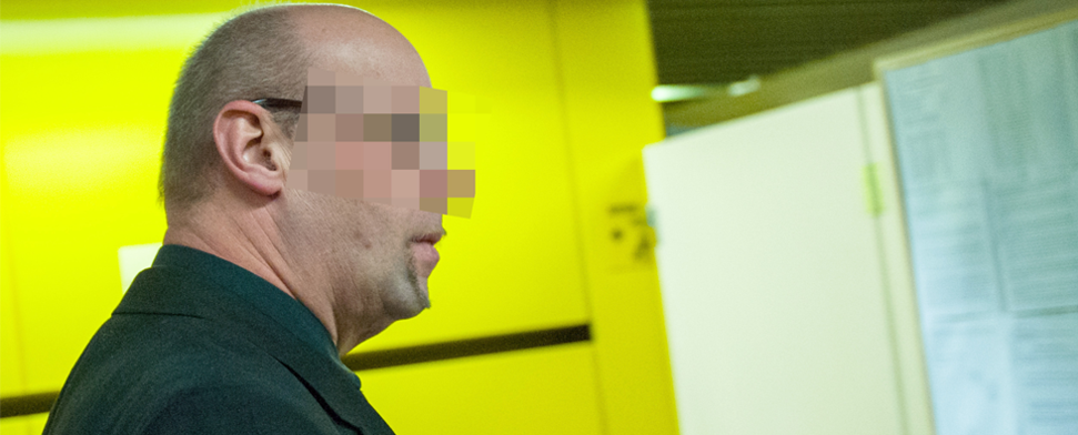 Der Zeuge und ehemalige Verfassungsschutz-Mitarbeiter Andreas T. geht am 03.12.2013 im Oberlandesgericht in München (Bayern) zum Verhandlungssaal. Dort wurde der Prozess um die Morde und Terroranschläge des "Nationalsozialistischen Untergrunds" (NSU) fortgesetzt.