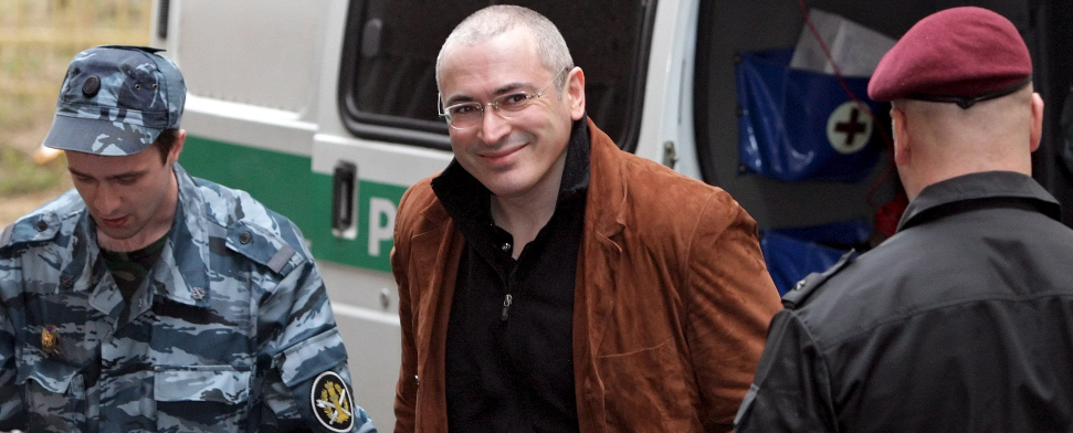 Zwei russische Polizisten begleiten Michail Chodorkowski.
