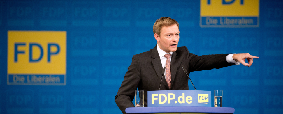 Der FDP-Bundesvorsitzende Christian Lindner spricht am 08.12.2013 in Berlin beim FDP Bundesparteitag zu den Delegierten - dpa.