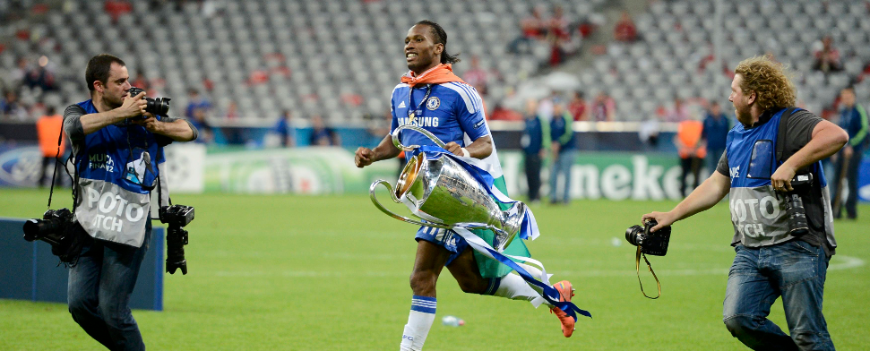 Didier Drogba mit dem Champions League Pokal