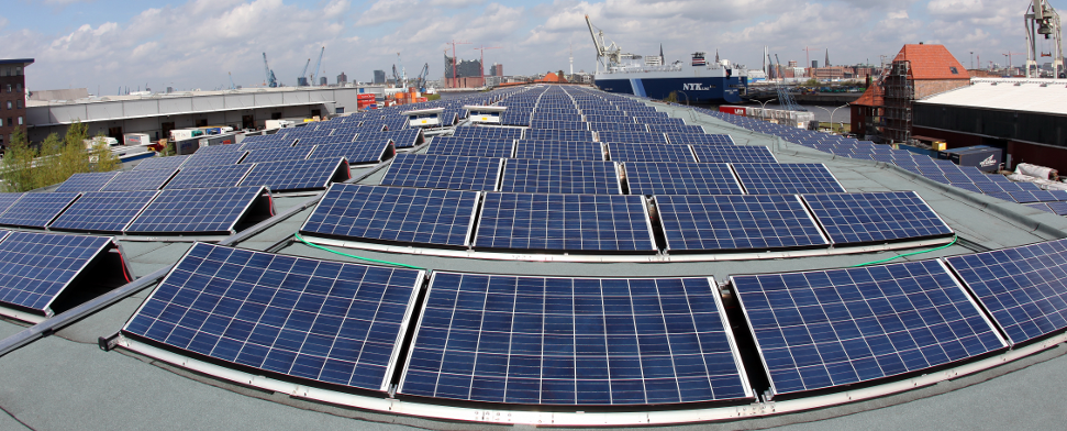 Module von Solaranlage der Stadt stehen am 27.04.2012 in Hamburg auf dem Dach des historischen Kaischuppen im Hamburger Hafen. Drei Jahre nach seiner Gründung zieht das Branchennetzwerk für die Erneuerbaren Energien in der Türkei
