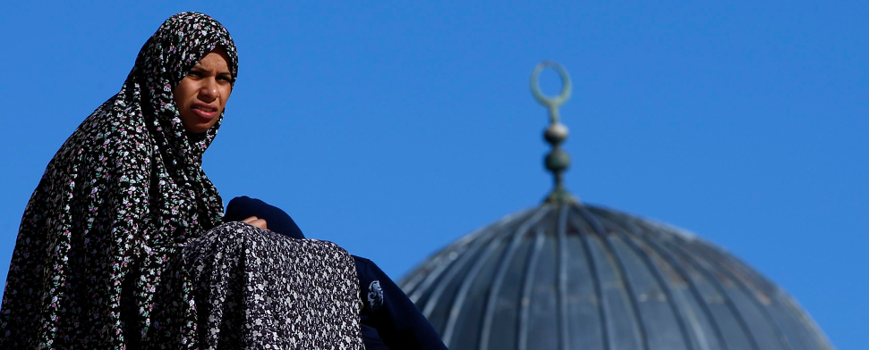Eine Frau vor einem Kuppel einer Moschee - reuters