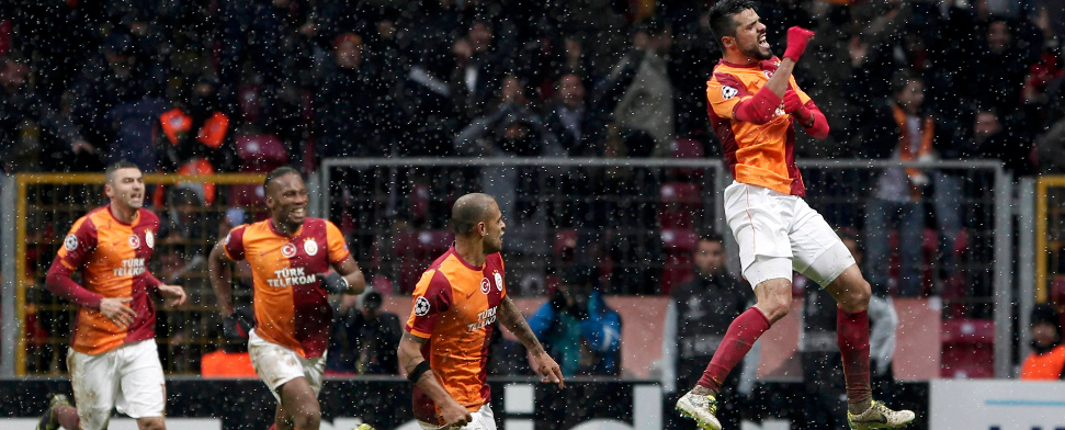 Gökhan Zan freut sich über das Erreichen des Achtelfinals in der Champions League.