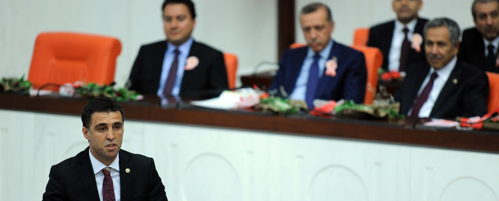 Hakan Sükür spricht im Türkischen Parlament. Im Hintergrund sind Recep Tayyip Erdogan und Bülent Arinc zu sehen.