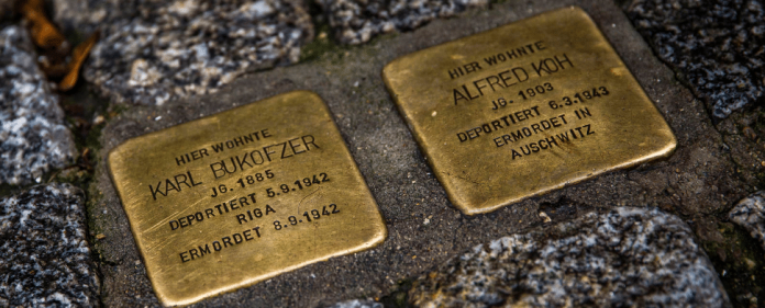 Zwei in den Bürgersteig eingelassene Stolpersteine. Sie sollen an die Menschen erinnern, die in die Konzentrationslager der Nationalsozialisten deportiert und dort getötet wurden. Quelle: Reuters
