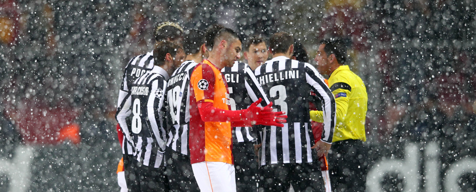 Burak Yilmaz vor den Juventus Spielern und der Schiedsrichter der Partei - cihan