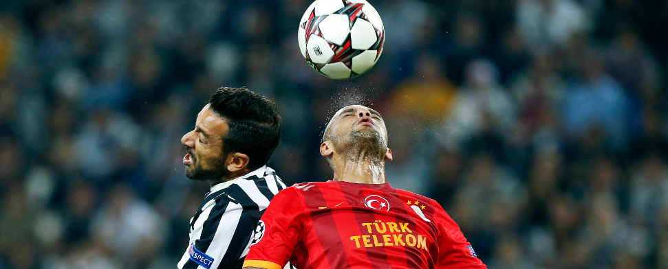 Galatasaray-Spieler Felipe Melo im Kopfballduell mit Fabio Quagliarella von Juventus Turin.