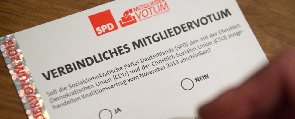Mitglied füllt am 02.12.2013 in Berlin seinen Stimmzettel zum Mitgliedervotum der SPD zur Billigung der Großen Koalition aus -dpa