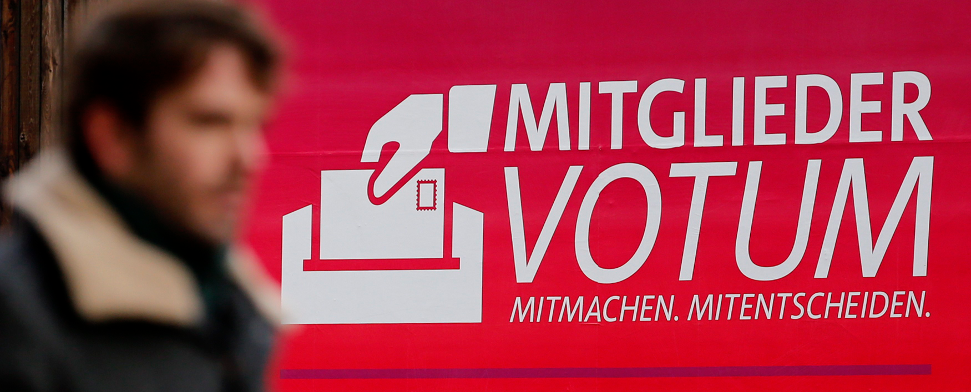 Ein Plakat in Berlin zum Mitgliedervotum der SPD - reuters
