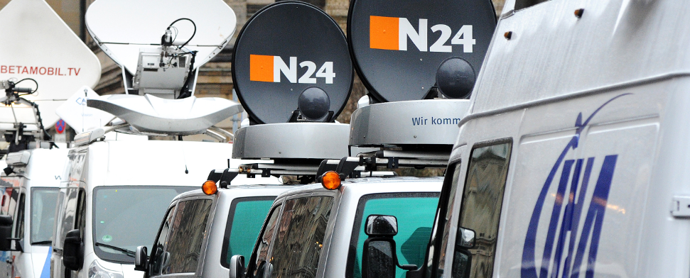 Übertragungswagen von N24 stehen am 23.02.2012 in Berlin am Gendarmenmarkt - dpa